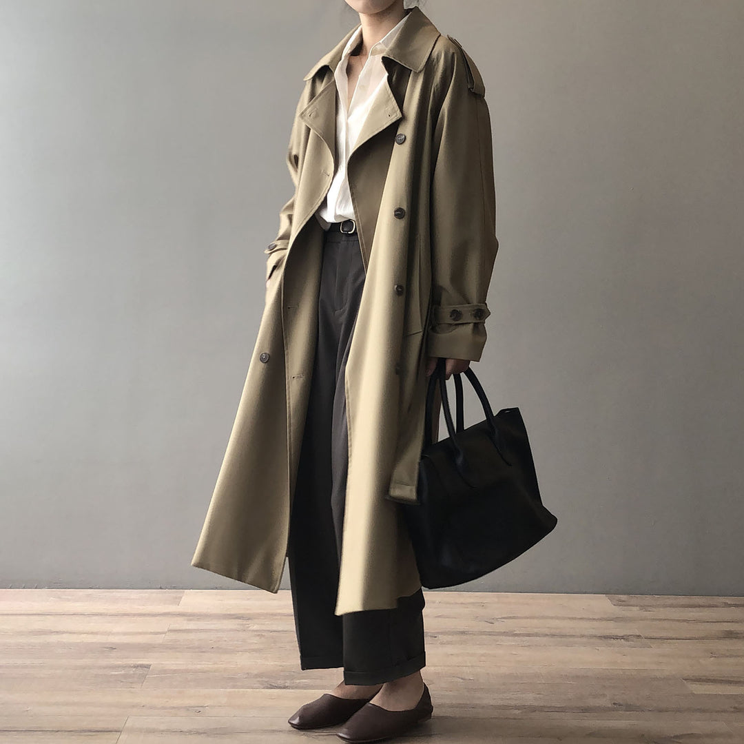 Dame trenchcoat med dobbelt knapliste og elegante detaljer Stilla