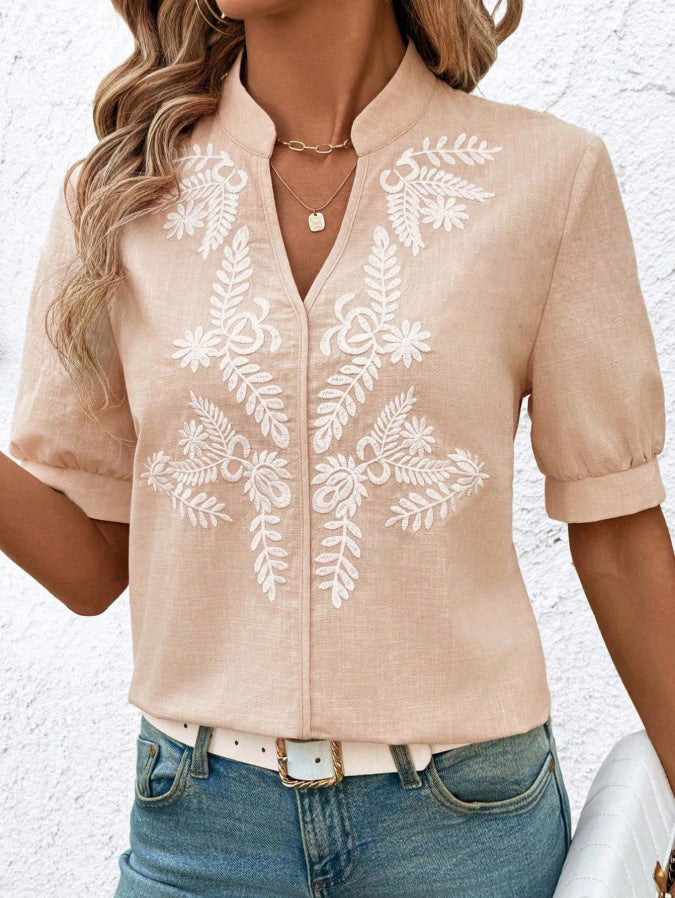Damebluse med elegant floral broderidesign Stilla