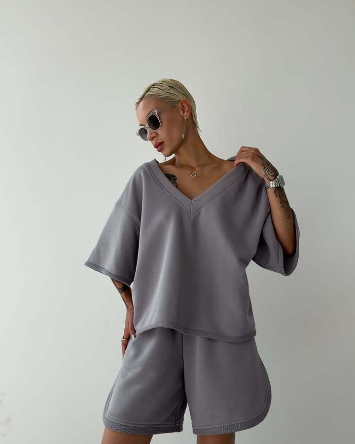 Kvinders afslappede sportsæt med oversized top og komfortable shorts
