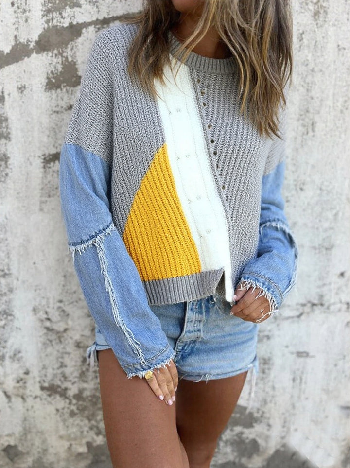 Kvindes stilfulde strikket sweater med denim ærmer og iøjnefaldende farveblok design Stilla
