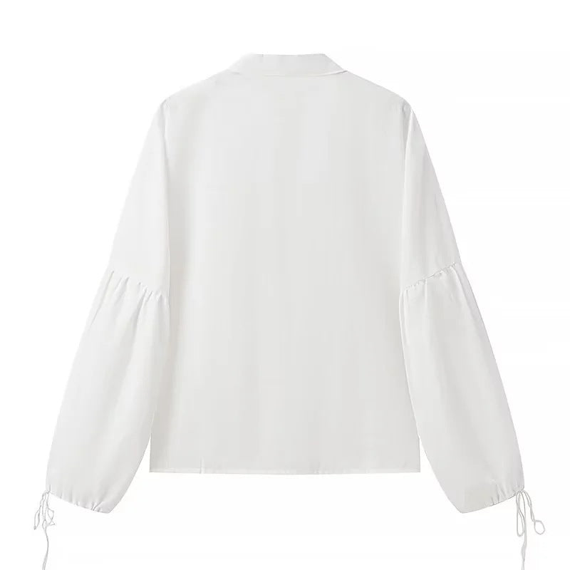 Dametop med raffineret snoretræk detalje og voluminøse ærmer Stilla