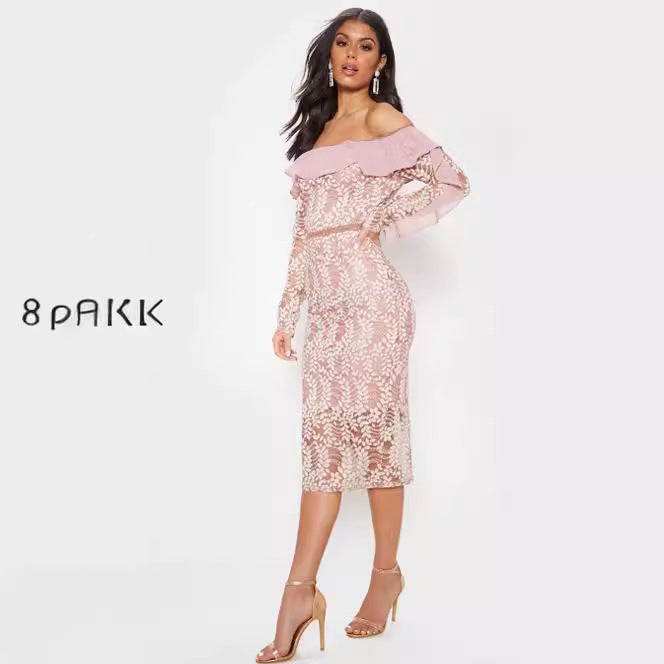 Kvinders figur-omfavnende blondekjole med off-shoulder design og flæsedetaljer Skovae