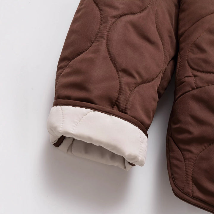 Kvinders quilted jakke med moderne knapdetaljer Stilla