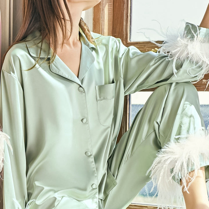 Dame Satin pyjamas med elegante fjerdetaljer Stilla