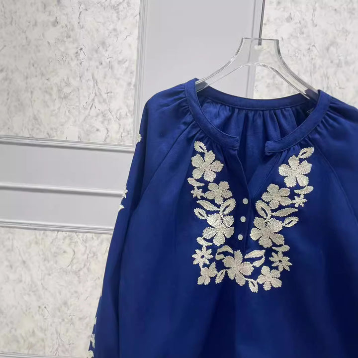 Dame broderet bluse med elegante blomsterdesign og knapliste Stilla