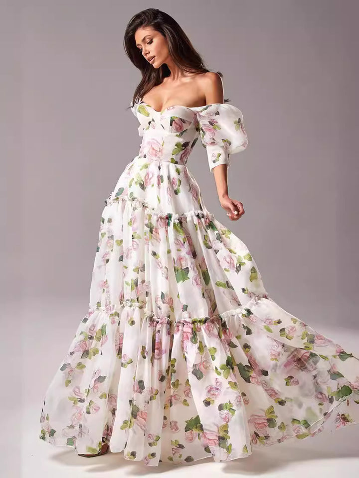 Kvindernes elegante maxikjole med off-the-shoulder flæseærmer og blomsterdetaljer