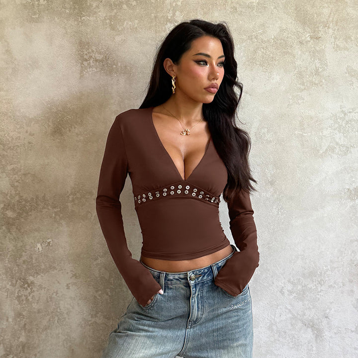 Kvinders langærmet top med dyb V-udskæring og dekorative metalaccenter Skovae