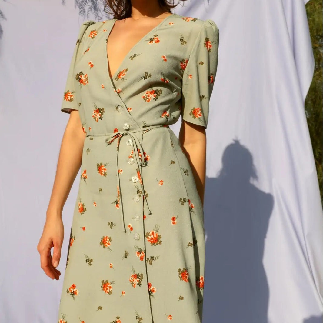 Damer sårkjole med floral mønster og elegant taljejustering Stilla