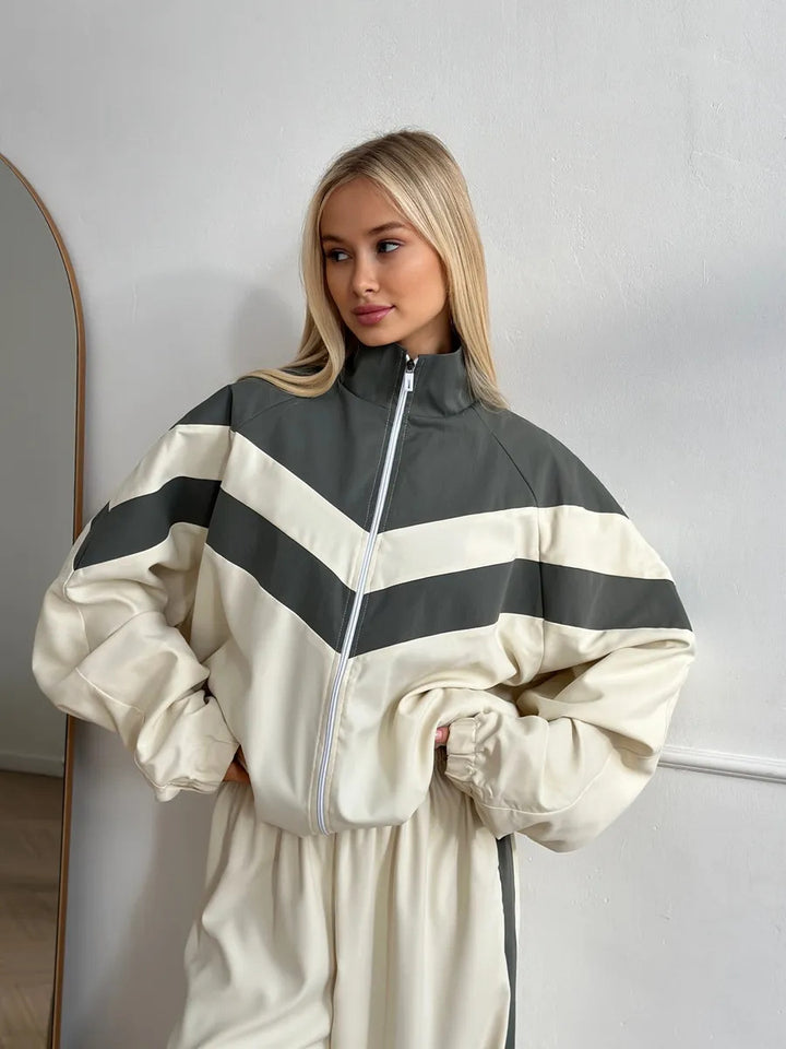 Kvinders sporty quiltet jakke med høj krave og moderne design Skovae