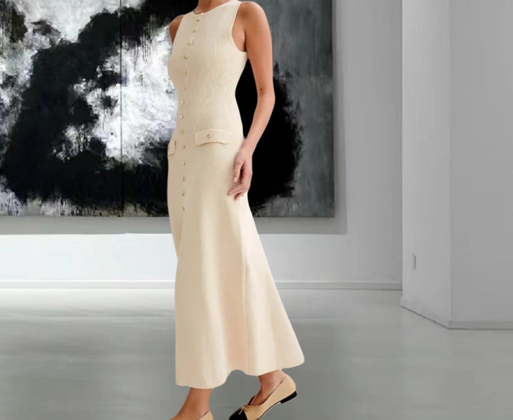 Dame Maxikjole med asymmetrisk snit og elegante knapdetaljer Stilla