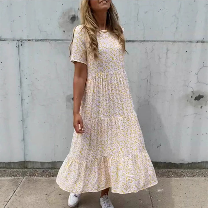 Kvinde i luftig lagdelt maxi-kjole i boho-babydoll-stil med rynket underbust og korte ærmer Skovae