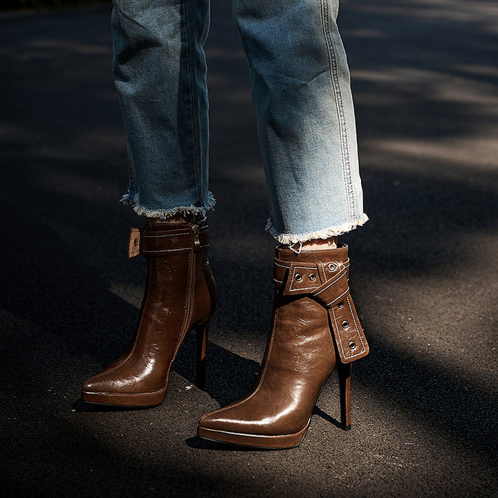 Femme Spids- tå High Heel Støvle med dekorativt Rem-Detalje Stilla
