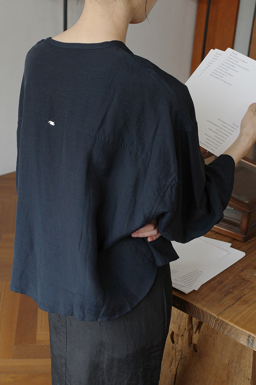 Dame luftig oversized top i fint struktureret materiale med indsnittede ærmer Stilla