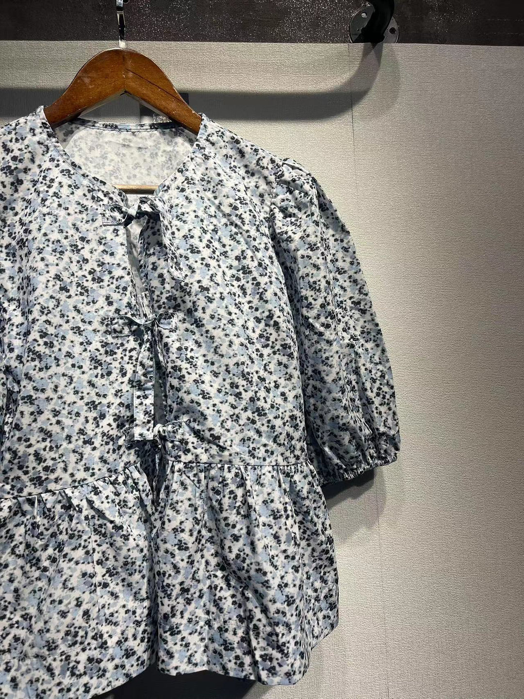 Damebluse med voluminøse pufærmer og blomsterprint Stilla