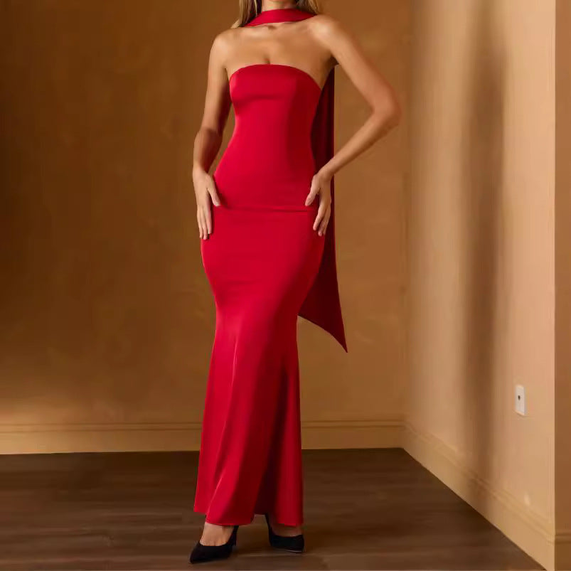 Dame figursyet lang kjole med skulderfri design og elegant sjal Stilla