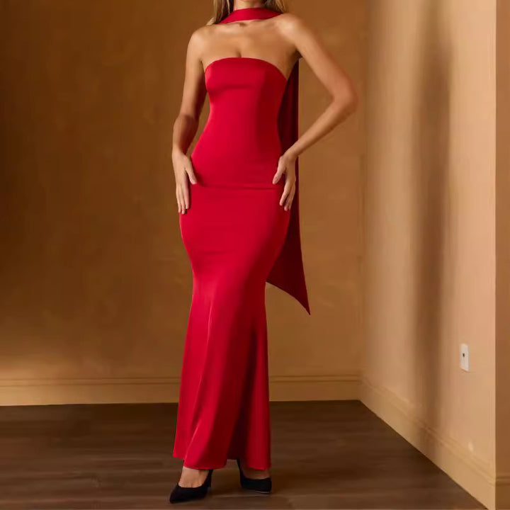 Dame figursyet lang kjole med skulderfri design og elegant sjal Stilla