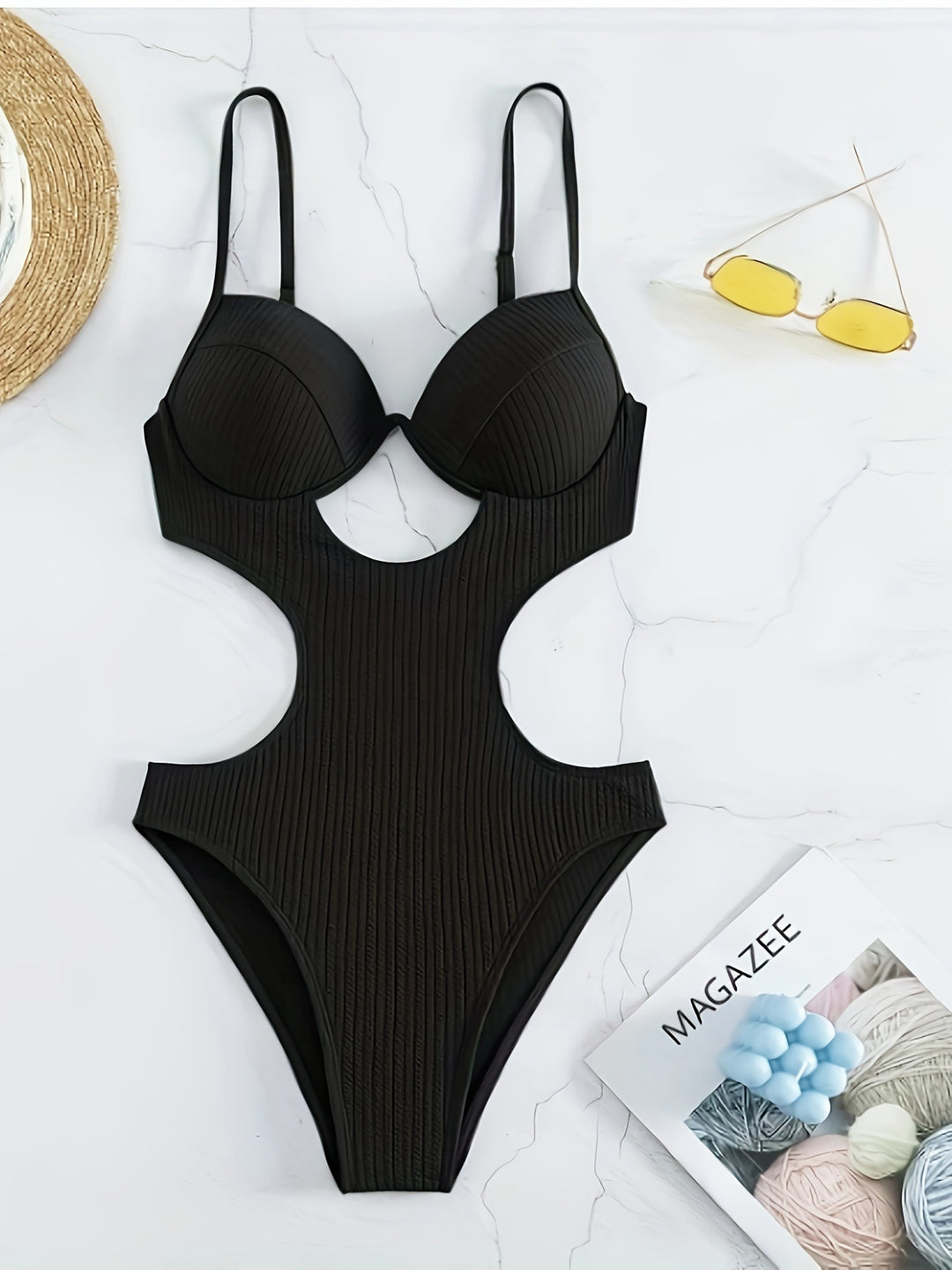 Dame én-delt badedragt med elegant cut-out-design og justerbare stropper Skovae