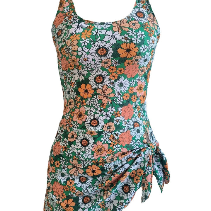 Dame ét-piece badedragt med blomstret omslagsdesign og slank silhuet Stilla