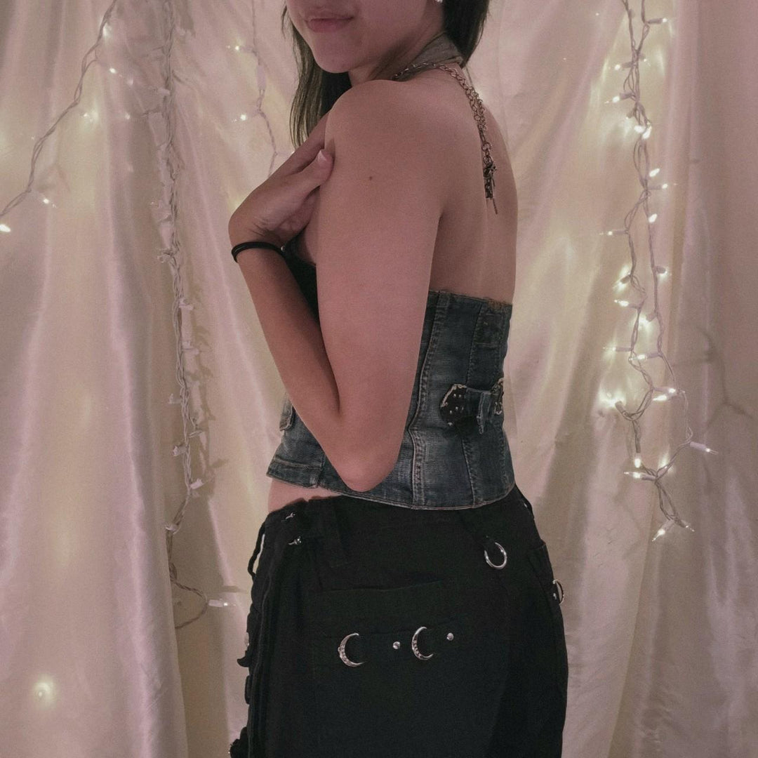Dame Crop-Top i denim med dekorative knapdetaljer og dyb V-udskæring Skovae