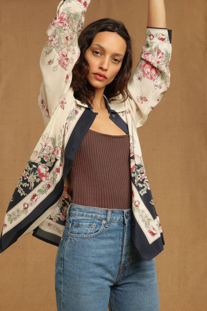 Damebluse med blomsterdesign og elegante kontraster Stilla