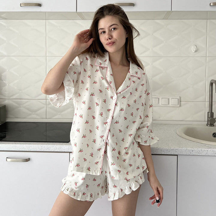 Dame pyjamasæt med glad blomstertryk og elegante flæsedetaljer Stilla
