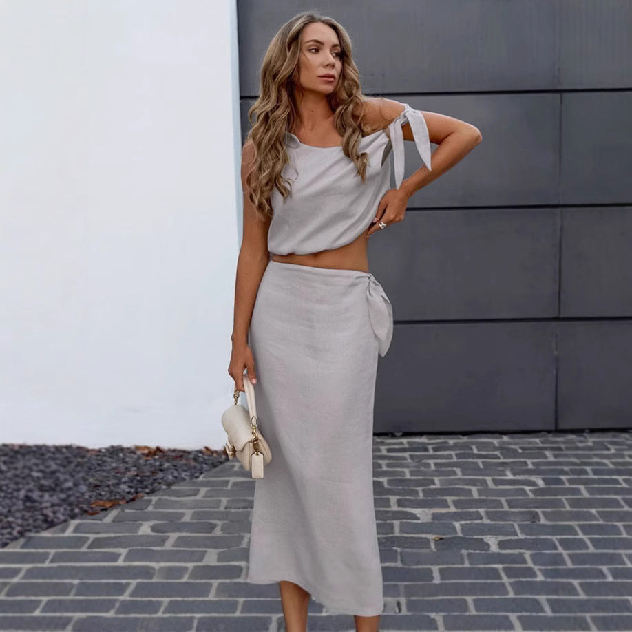 Dame To-delt Sæt bestående af luftig Bluse med off-shoulder design og Maxiskørt med bindebælte Stilla