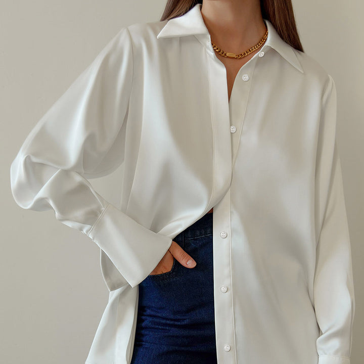Dame Elegant Satin-Skjortebluse med smalt snit og fine knapdetaljer Stilla