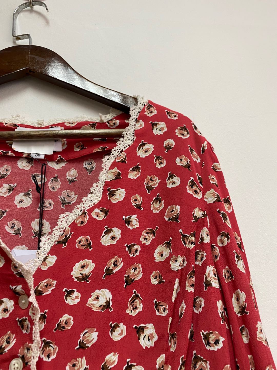 Dame romantisk bluse med blomsterdesign og rynke detaljer Stilla