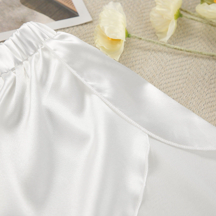 Dame Satin pyjamasæt med elegant kimono-design og blondeafslutninger Stilla
