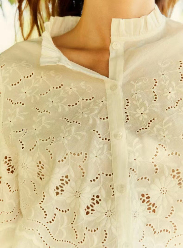 Damebluse med detaljeret hulbroderi og elegante puffærmer Stilla