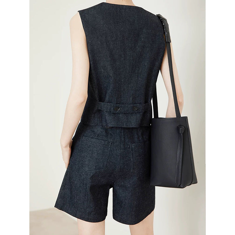 Dame mode vest med knappræget design og struktureret materiale Stilla
