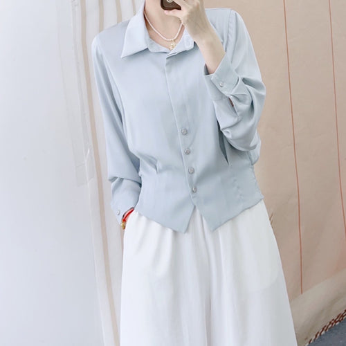 Dame Mode Bluse med figursyet snit og elegante knapdetaljer Stilla