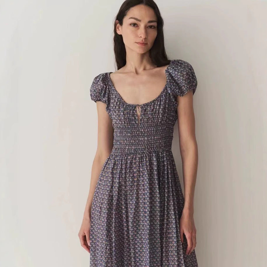 Dame Midikjole med sart smockdesign og elegante puffærmer Stilla