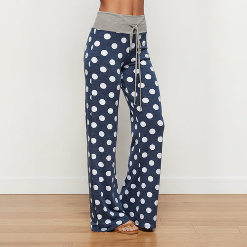 Dame fritidsbukser med løs pasform og farverigt polka dot design Skovae