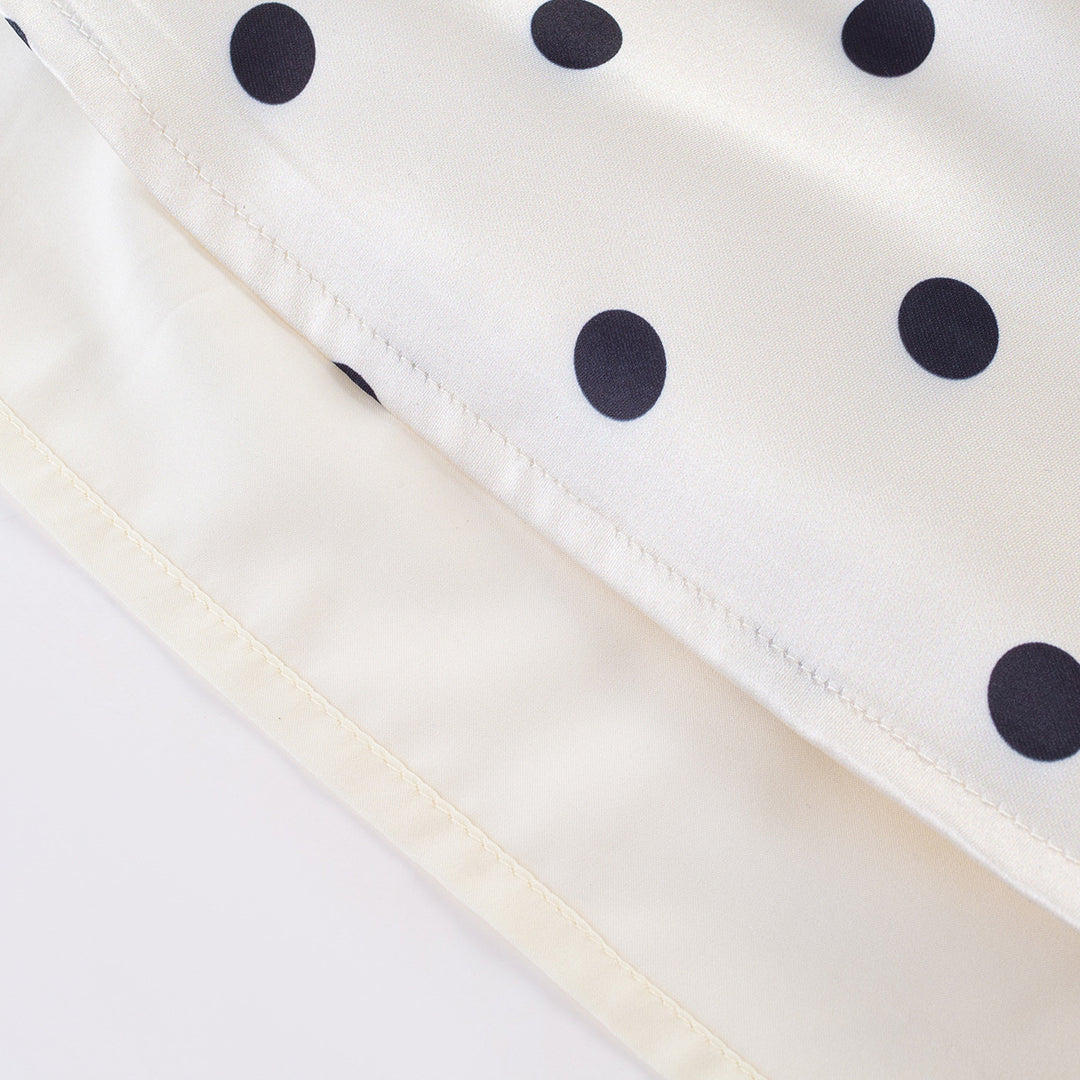 Dame polka-dot kjole med flæsedetaljer og spidse accenter Stilla