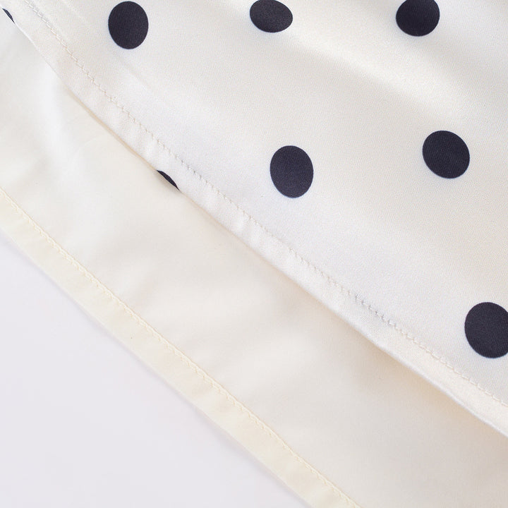 Dame polka-dot kjole med flæsedetaljer og spidse accenter Stilla