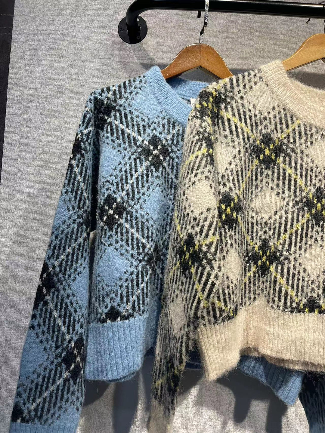 Dame sweater med stilfuldt ternet mønster og afslappet snit Stilla
