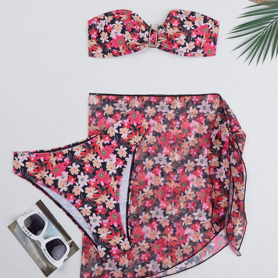 Dame bandeau-bikini med blomsterdesign og trendy sarong Stilla
