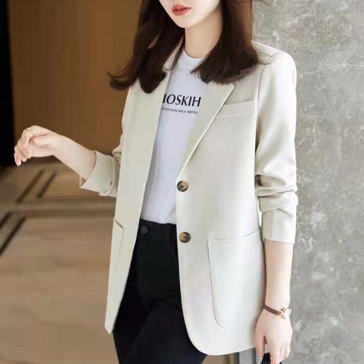 Kvindernes elegante og moderne blazer med klaplommer Stilla