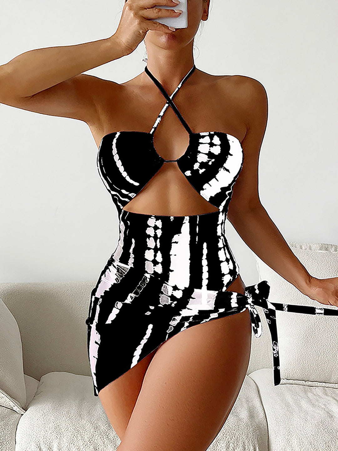 Dame badedragt med stilfuld omslagsskjørt og moderne cut-out-detaljer Stilla