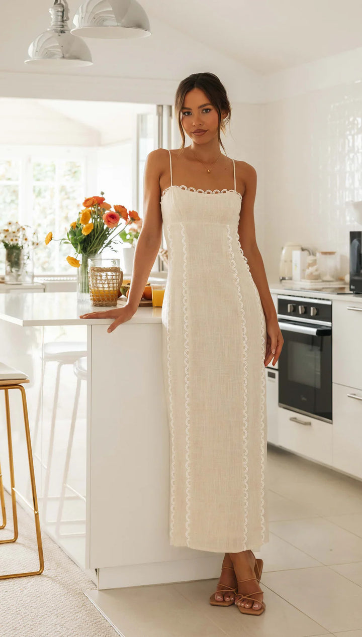 Kvinders elegante maxikjole med fine blonde detaljer og tynde stropper