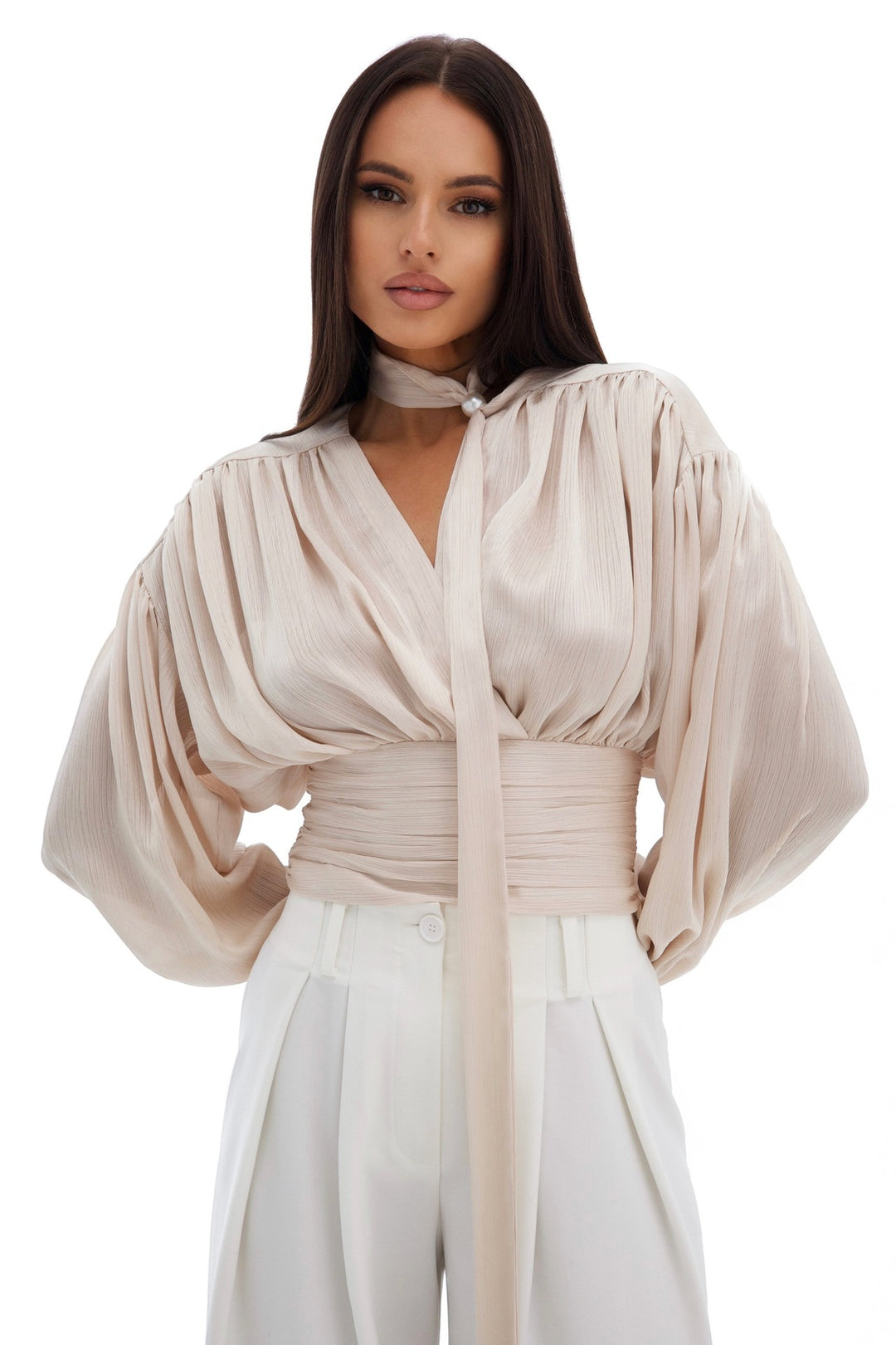 Kvinders bluse med voluminøse ærmer og elegante perleknapper Stilla