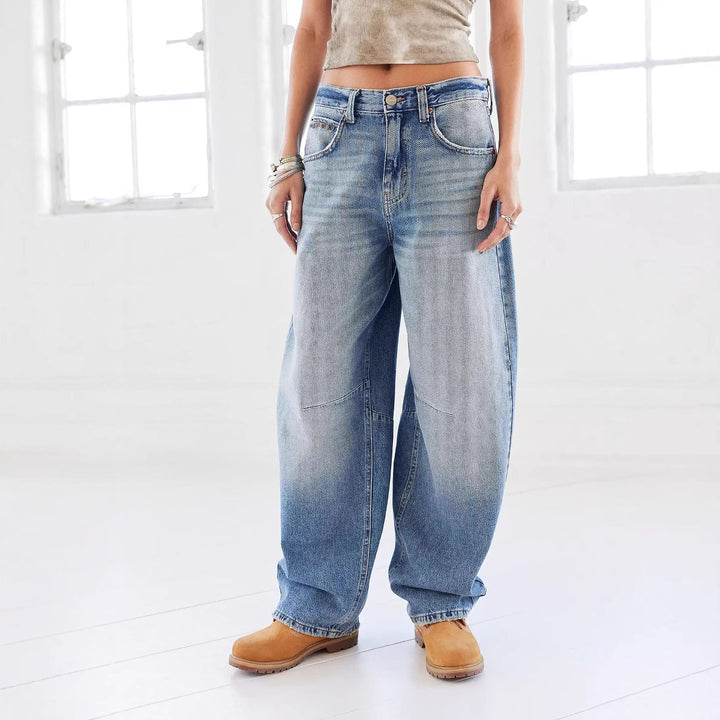 Dame løst skåret jeans i en afslappet stil med fashionable detaljer Skovae