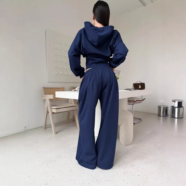 Kvinders afslappede cropped hoodie og brede bukser i urban stil Skovae