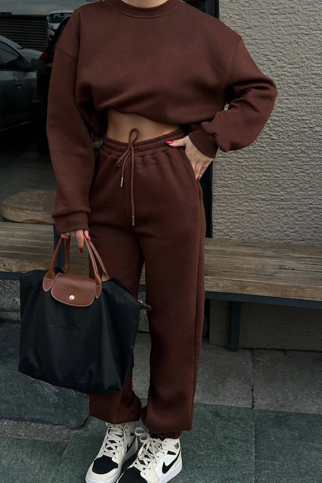 Kvinder Cropped Sweatshirt og Bred Joggingbuks Sæt Skovae