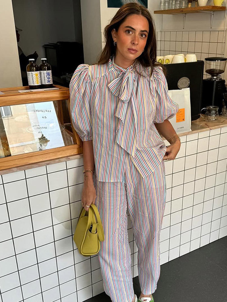 Dame bluse- og bukse-sæt med raffinerede ruffles detaljer Stilla