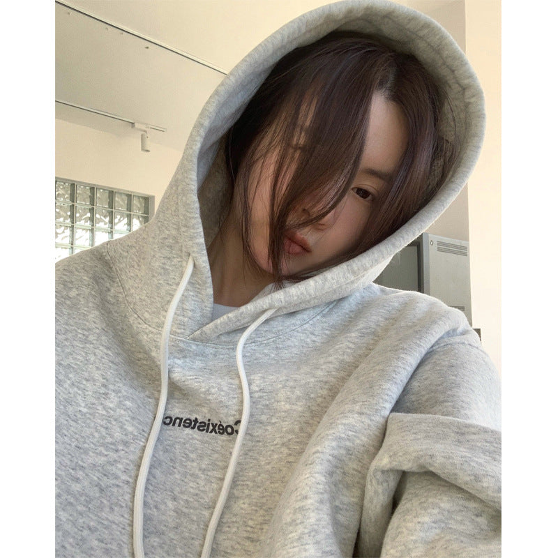 Dames hoodie med en afslappet pasform og praktisk kængurulomme design