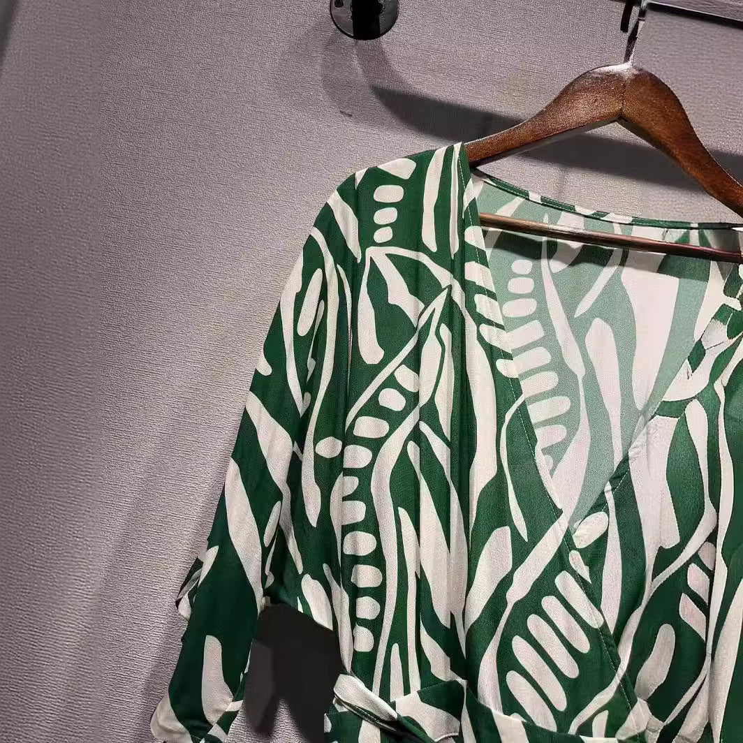 Dame surringkjole med livligt bladmønster og elegante detaljer Stilla