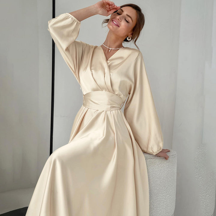 Dame omslagkjole med voluminøse ærmer og elegant satin-finish Stilla