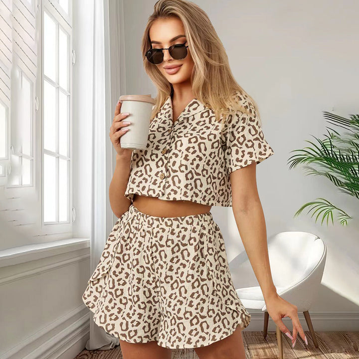 Dame Cropped-Top og Shorts Ensemble med livlig Leo-print Stilla
